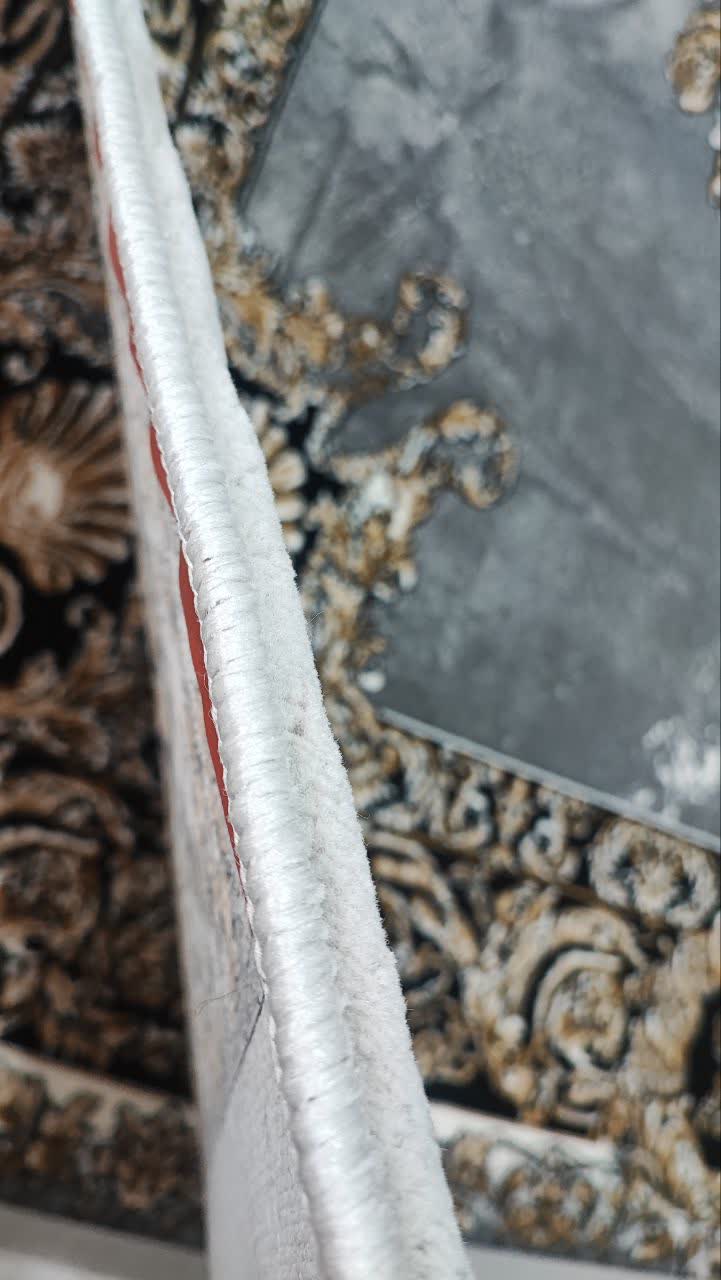 نمای کامل از فرش ژیوا نقره‌ای ۵۰۰ شانه تراکم ۱۵۰۰ با زمینه نقره‌ای و طرح لچک ترنج مدرن در بافتی متراکم از جنس پلی‌استر